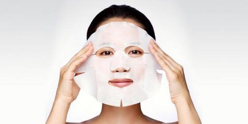 Đắp mặt nạ là yếu tố không thể thiếu để có thể chăm sóc da mụn đúng cách tại nhà