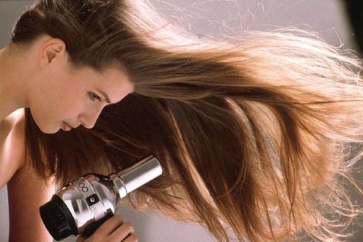 Sấy tóc ở nhiệt độ cao sau khi gội sẽ dễ khiến tóc bị oxy hóa, trở nên nhạt và xỉn màu nhanh chóng