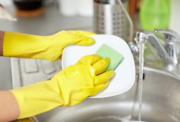 Đeo găng tay khi làm việc nhà để tránh tiếp xúc các loại hóa chất độc hại