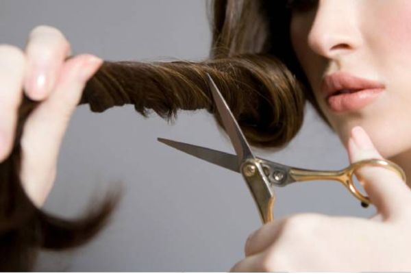 Tỉa hoặc cắt bỏ những phần tóc bị duỗi