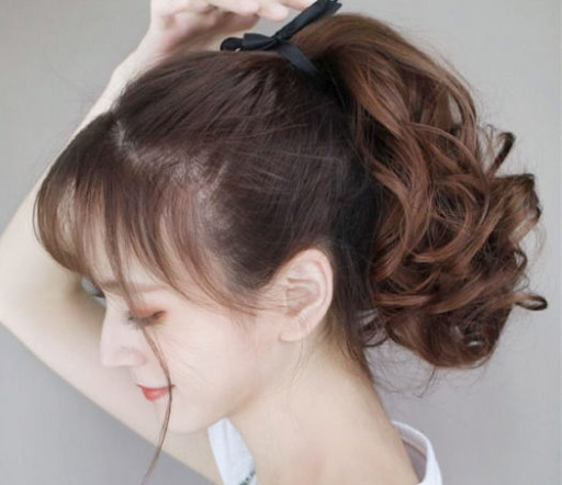 Cách buộc tóc xoăn sóng ngắn kiểu “đuôi gà”