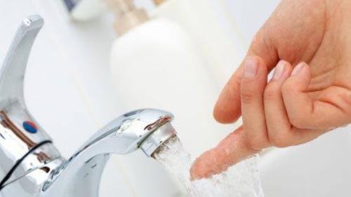 Việc tiếp xúc với nước nhiều và lâu cũng sẽ khiến cho móng tay dễ bị gãy hơn