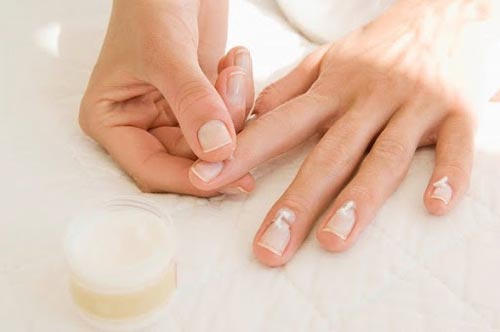 Sử dụng các sản phẩm kem dưỡng da tay và móng tay để giúp móng trở trên chắc khỏe, dẻo dai hơn