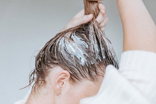 Tránh gội đầu khi vừa nhuộm tóc