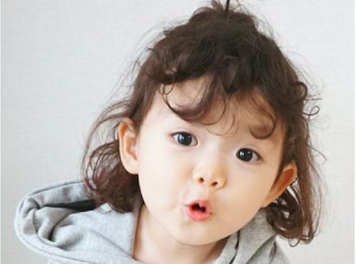 20 Kiểu tóc xoăn cho bé gái 5 – 7 tuổi siêu cấp dễ thương – HTNC