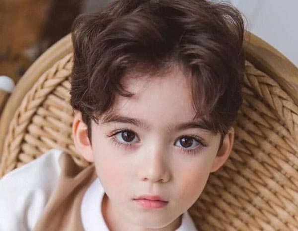Tóc uốn xoăn Hàn Quốc cho bé trai phong cách undercut