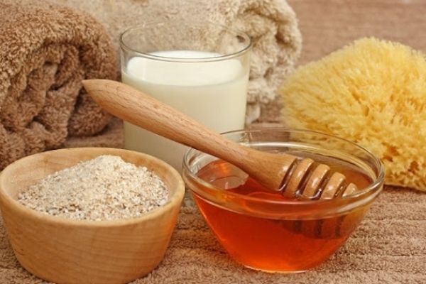Sử dụng cám gạo và mật ong để dưỡng trắng da