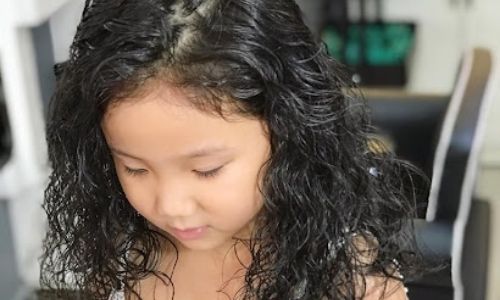 20 Kiểu tóc xoăn cho bé gái 5 – 7 tuổi siêu cấp dễ thương – HTNC