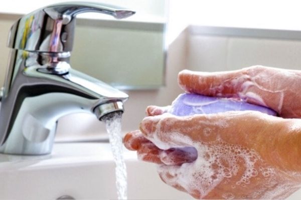 Rửa tay sát khuẩn thật sạch sẽ khi chuyển nhà