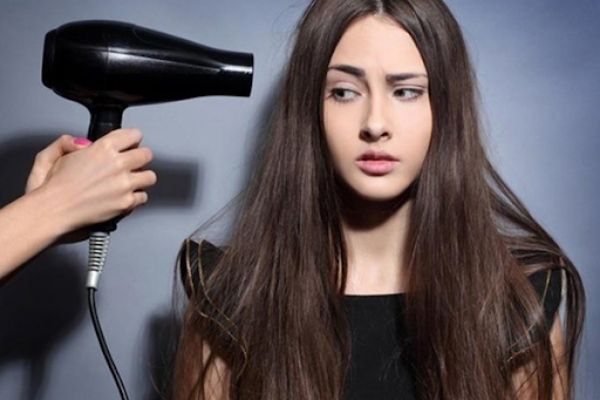 Nguyên nhân gây cho tóc bị gãy khúc là sử dụng máy sấy nóng