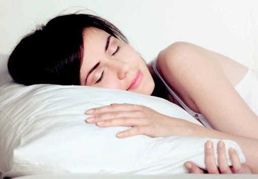 Kê gối cao khi ngủ giúp hạn chế trào ngược dạ dày