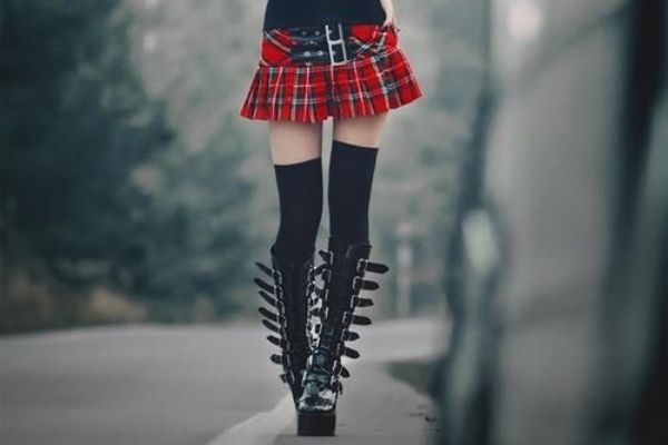 Kết hợp váy xòe với combat boots trong punk