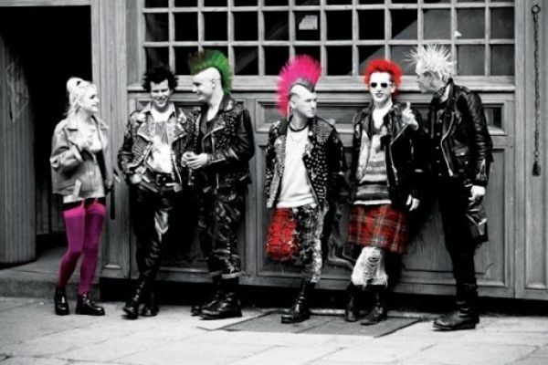 Trang phục hầm hố, nổi loạn là một trong những đặc điểm nổi bật của punk.