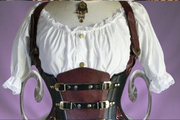 Áo corset trong steampunk làm cho vòng eo nhỏ hơn, đồng thời nổi bật vòng ngực và hông