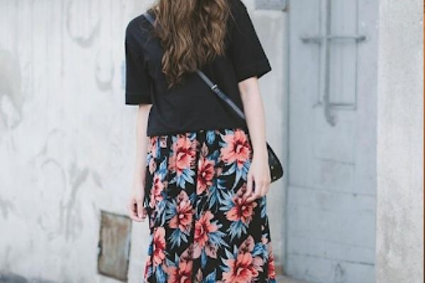 Chân váy xòe vintage với áo phông vô cùng đơn giản