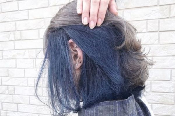 Tóc nhuộm highlight màu xanh đen: Màu xanh đen là một màu sắc đầy bí ẩn và đẹp mắt. Nếu bạn muốn thử nét độc đáo này, hãy đến với chúng tôi để trải nghiệm dịch vụ nhuộm tóc highlight màu xanh đen chất lượng cao và an toàn cho tóc của bạn!