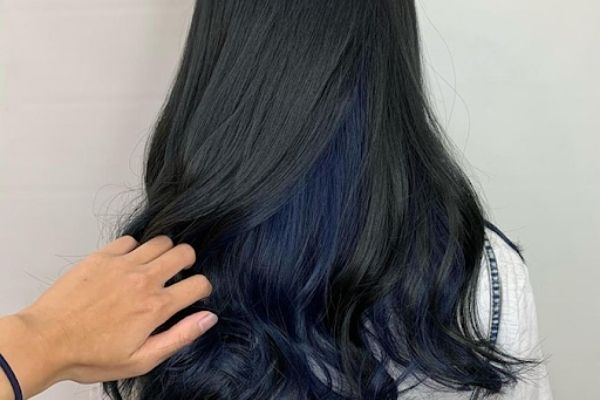 Chọn màu nhuộm xanh đen, bạn sẽ phải trải qua quá trình tẩy tóc