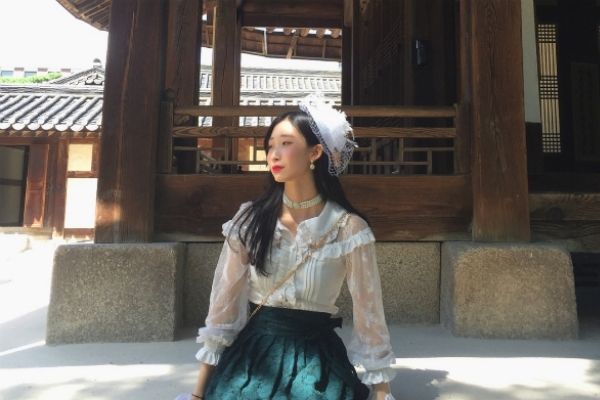 Phối thêm phụ kiện để làm rõ nét hơn style vintage Hàn Quốc