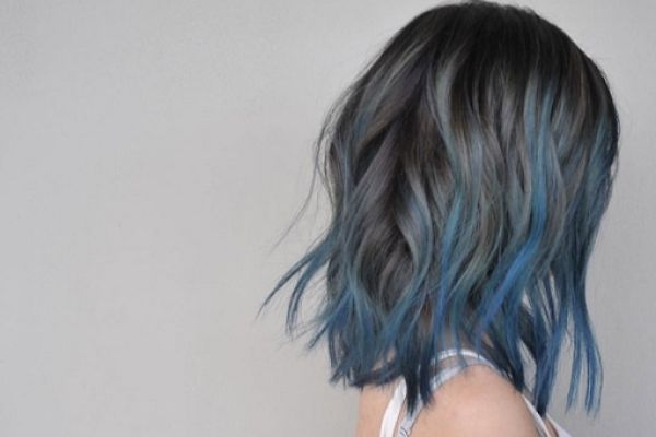 Highlight xanh dương trên nền tóc xám cũng mang đến một hiệu ứng vô cùng ấn tượng