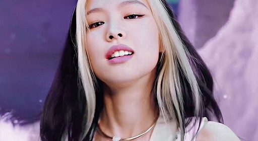 Kiểu tóc gảy light mái của Jennie trở thành hot trend visual khắp châu Á
