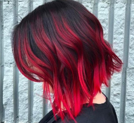 Nhuộm highlight màu đỏ cho tóc đen ngắn tạo nên một phong cách sành điệu, năng động