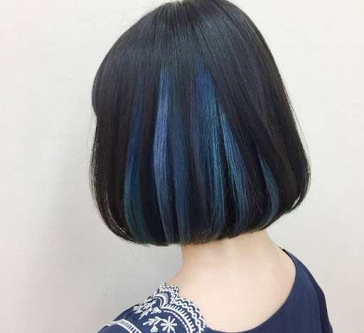 Nhuộm highlight tóc ngắn màu xanh dương nhẹ nhàng nhưng vô cùng cá tính