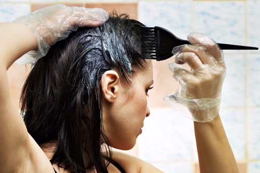 Tự nhuộm tóc tại nhà không quá khó nhưng cũng đòi hỏi một số kỹ thuật nhất định