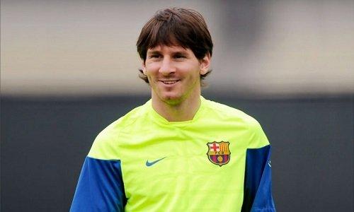 Messi với tóc mái ngố dài thư sinh