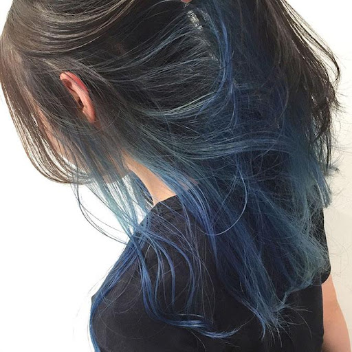Nhuộm highlight xanh dương ẩn sau gáy cho tóc đen