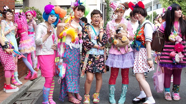 Phong cách Harajuku xuất hiện với những bộ quần áo mang màu sắc tươi sáng