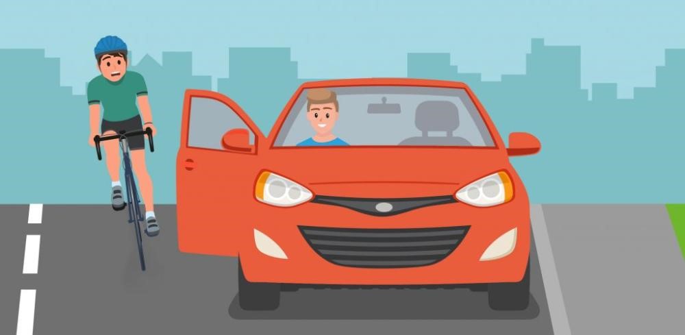 Lái xe gây tai nạn do mở cửa xe không đúng cách
