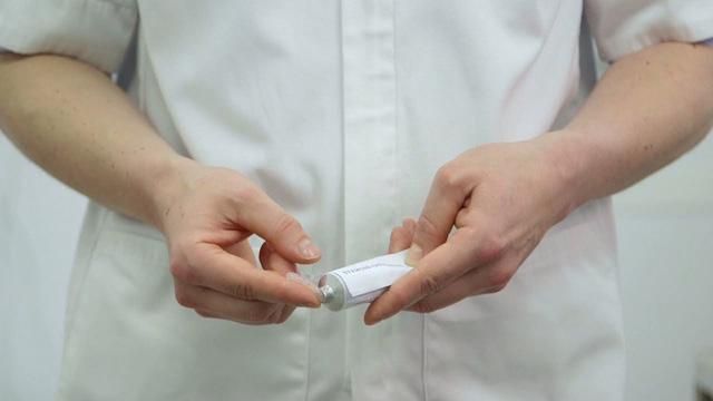 Các loại thuốc bôi ngoài da chuyên dụng. 