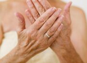 Da tay bị lão hoá làm cách nào để khắc phục?