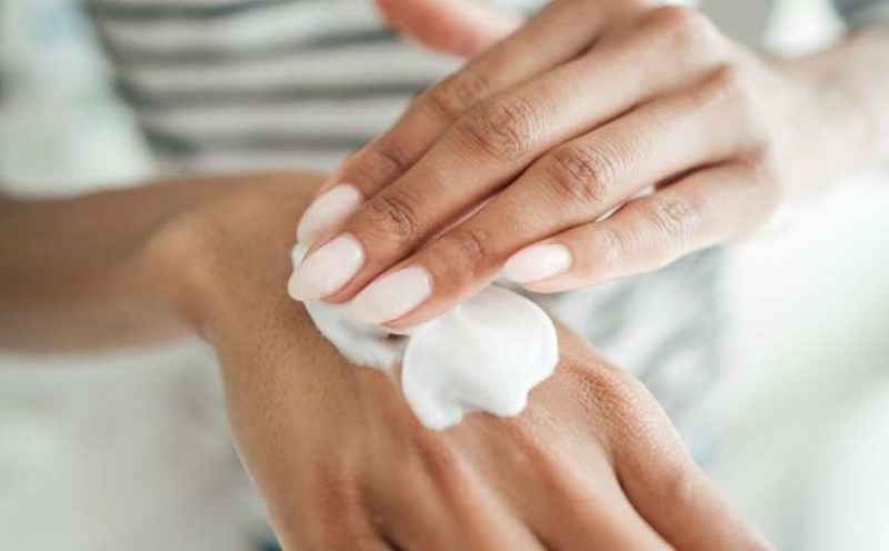 Chăm sóc da tay bị lột