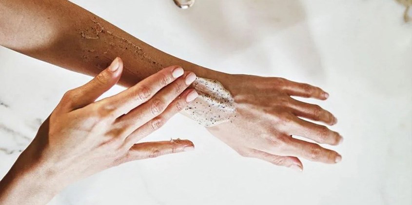 tẩy da chết cho da tay bị mốc trắng