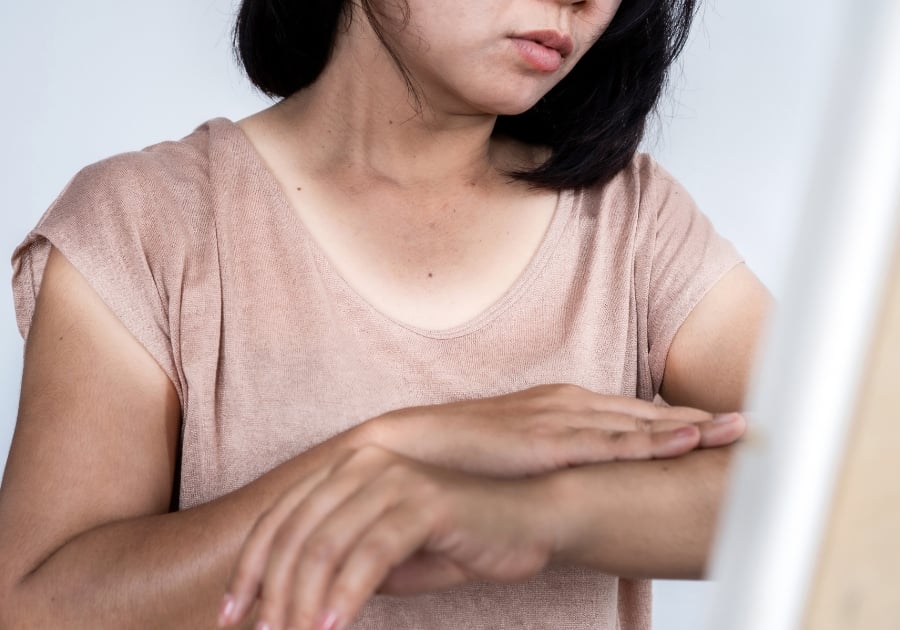 da tay bị thâm đen là bệnh gì