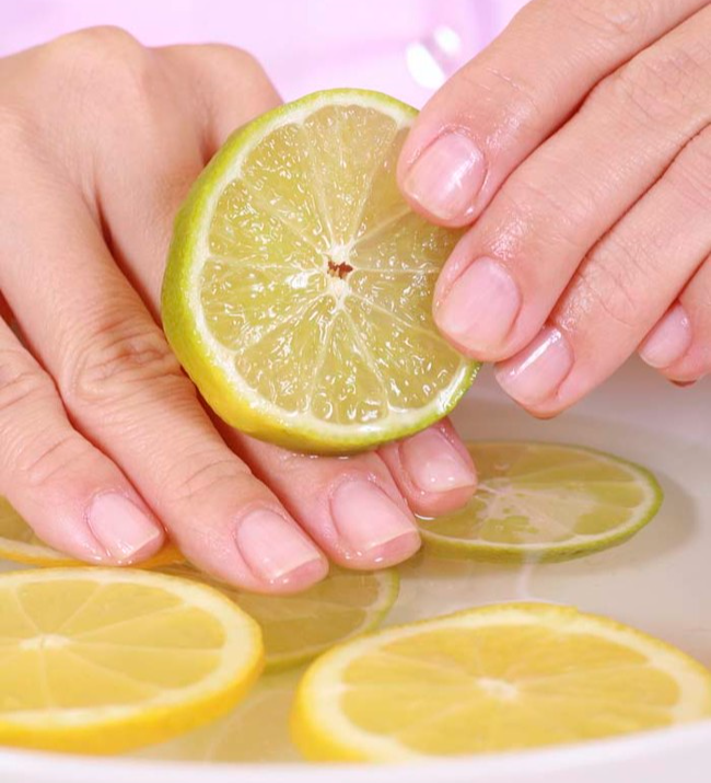 dùng chanh để cải thiện tình trạng da tay bị đổi màu