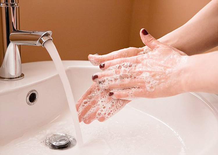 da tay bị tróc vảy