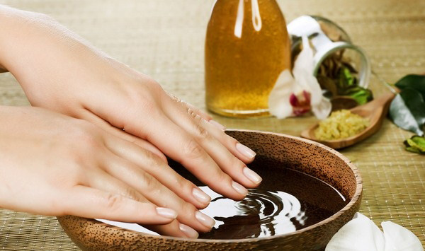 dưỡng da tay bằng dầu dừa